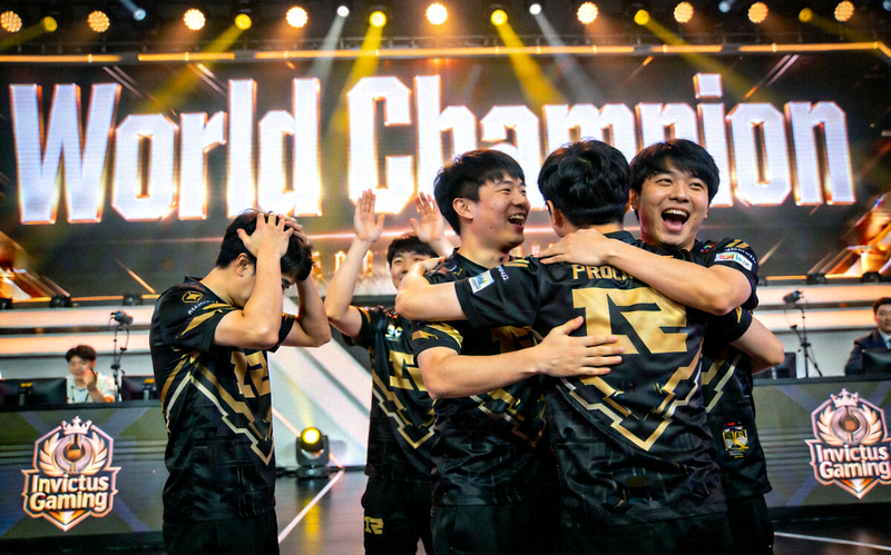 Invictus Gaming战队夺得世界冠军后，选手激动相拥的瞬间
