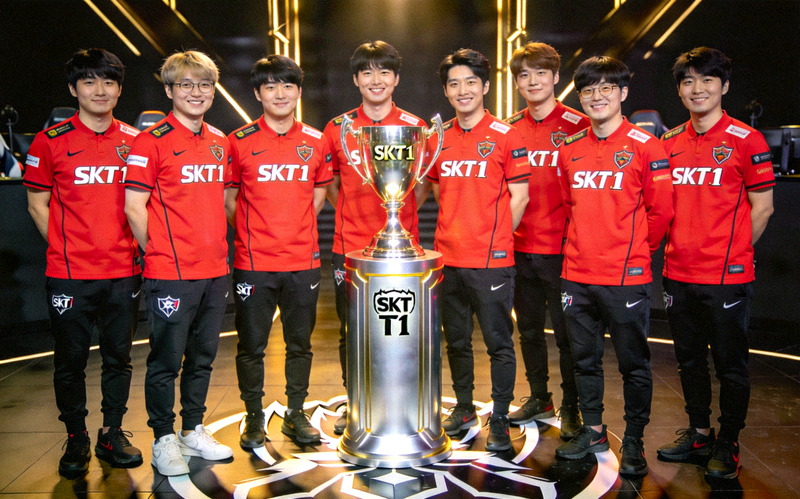 SKT T1战队全体成员身穿队服，在冠军奖杯前合影